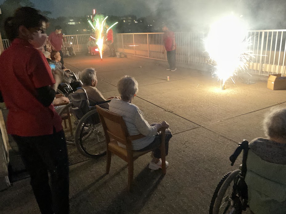 夜空に輝く、花火と笑顔